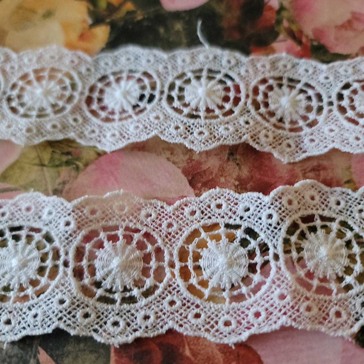 B-96 - 1 1/2" Vintage Lace - 1 Yard