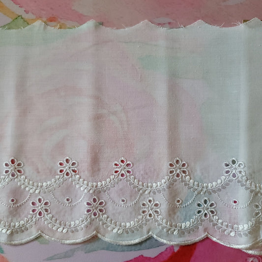 I-03 - 8 3/4" Vintage Lace - 1 Yard