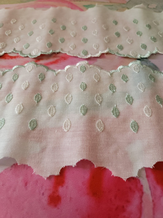 E-05 - 4 1/2" Vintage Lace - 1 Yard