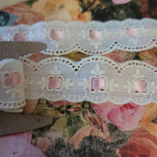 B-13 - 1 1/2" Vintage Lace - 1 Yard