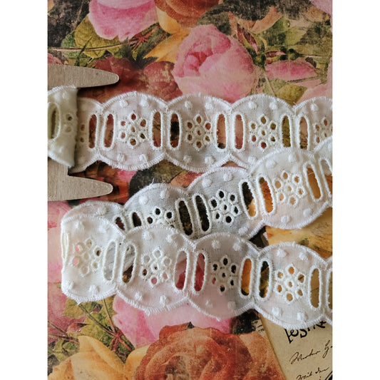B-46 - 1 1/2" Vintage Lace - 1 Yard