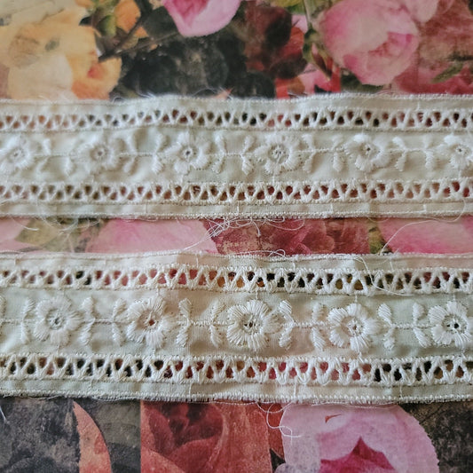 B-26 - 1 1/2" Vintage Lace - 1 Yard
