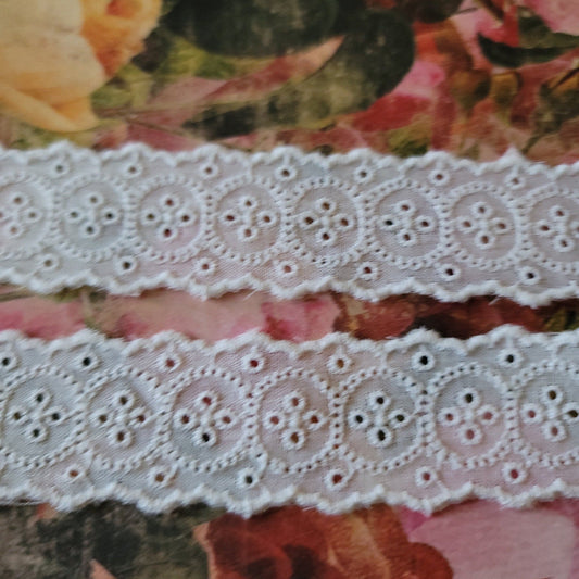 B-93 - 1 1/8" Vintage Lace - 1 Yard