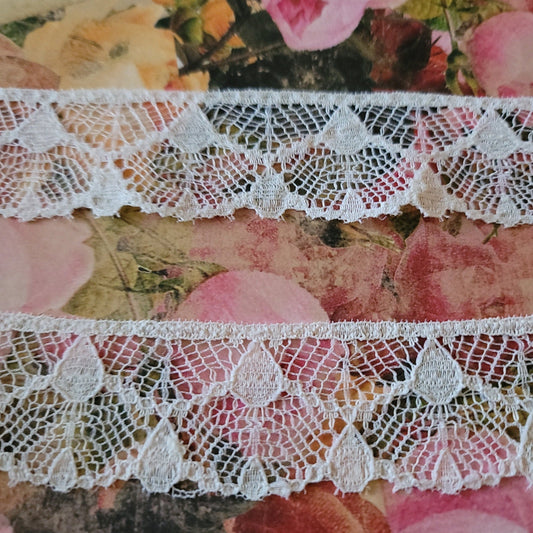 B-94 - 1 1/4" Vintage Lace - 1 Yard