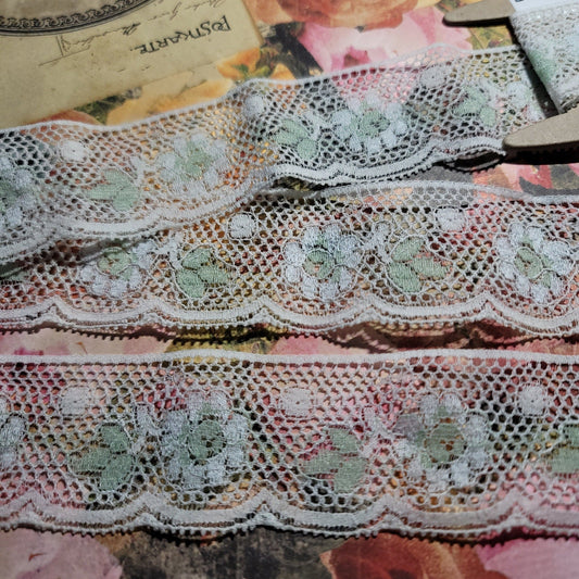 B-16 - 1 1/2" Vintage Lace - 1 Yard